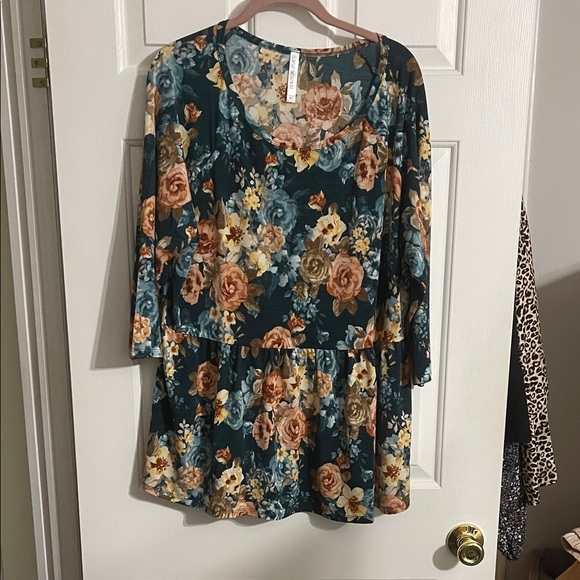 Dear Scarlett Tops - Floral Peplum Tunic Top - Teal Floral